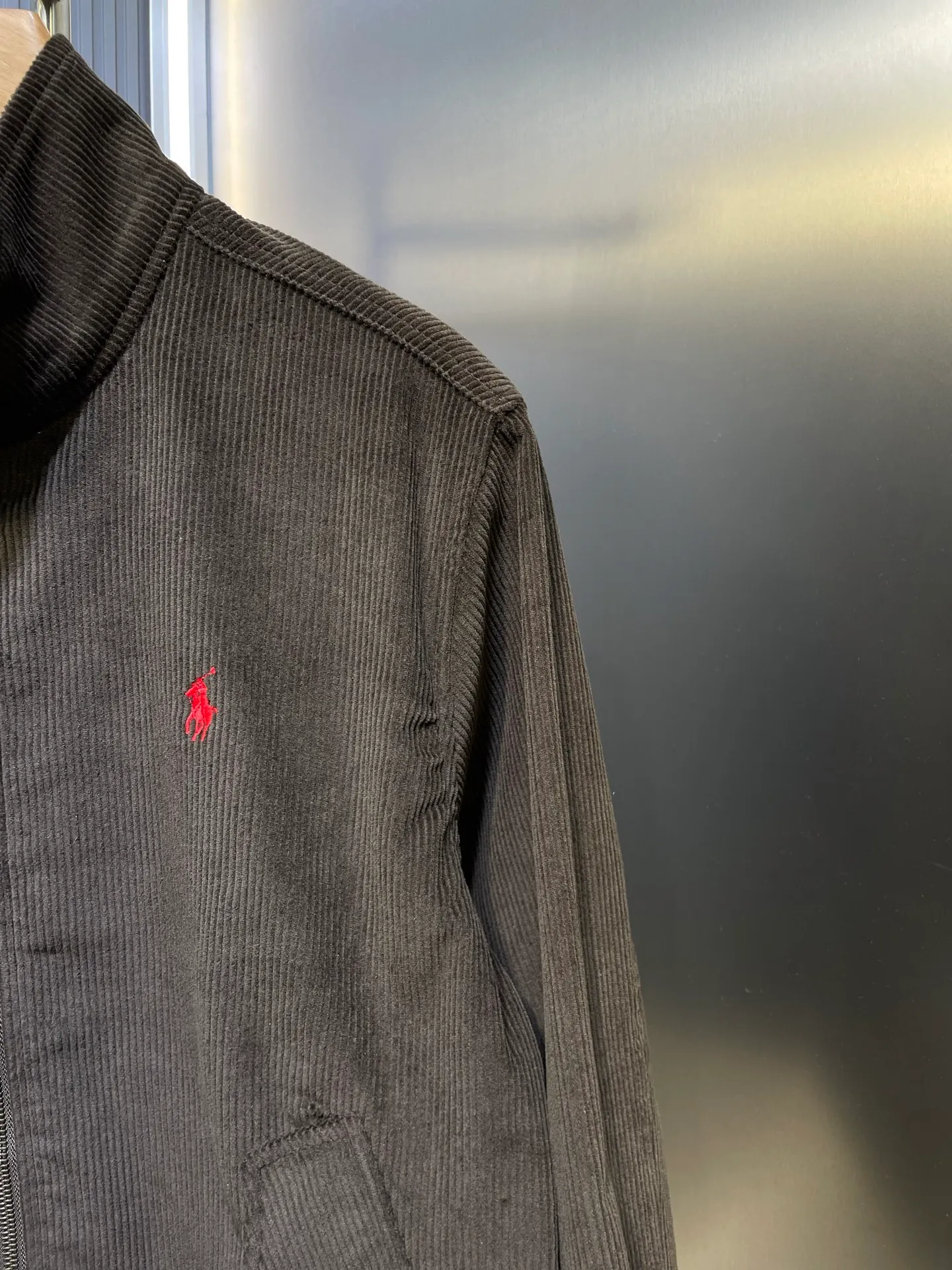 P490 Ralph La*ren 25Fw new autumn and winter retro corduroy jacket | Exclusive high-end version! Made of thick and skin-friendly corduroy fabric, it is warm and stylish in autumn and winter. The neat short version is friendly to all body shapes. It is made of retro brown and olive green fabrics with a texture that has accumulated over time. The stand-up collar design, metal zipper and iconic pony logo embroidery, and the tough tone of American retro workwear, allow this jacket to wander freely on the border between retro and classic. Every detail tells the fashion heritage of American retro.  Spot sale SML